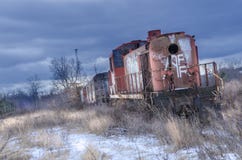 Красный получившийся отказ локомотив поезда в зиме со снегом стоковая фотография Красный получившийся отказ локомотив поезда в зиме со снегом стоковая фотография