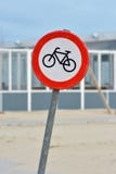Красный предупредительный знак улицы велосипеда на береге Texel стоковые фотографии rf Красный предупредительный знак улицы велосипеда на береге Texel стоковые фотографии rf