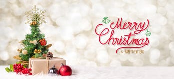 Красный с Рождеством Христовым и счастливый почерк Нового Года с tre xmas стоковые фотографии rf Красный с Рождеством Христовым и счастливый почерк Нового Года с tre xmas стоковые фотографии rf