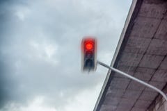 Красный светофор перелит через край стоковое изображение rf Красный светофор перелит через край стоковое изображение rf