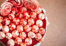 Красный торт бархата покрашен с малыми меренгами Фото сверху Стоковое Изображение Красный торт бархата покрашен с малыми меренгами Фото сверху Стоковое Изображение