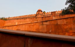 Красный форт в свете захода солнца в Нью-Дели/Индии стоковое изображение rf Красный форт в свете захода солнца в Нью-Дели/Индии стоковое изображение rf