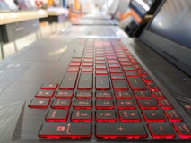 Красный цвет привел светлую клавиатуру, paning Ноутбук с красным цветом освещает контржурным светом, выбирающ ноутбук, ноутбуки и стоковое фото Красный цвет привел светлую клавиатуру, paning Ноутбук с красным цветом освещает контржурным светом, выбирающ ноутбук, ноутбуки и стоковое фото