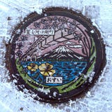 Красота крышек люка Japan’s и снега на зиме, верхушки японского языка: Городок Kawaguchiko стоковые фотографии rf Красота крышек люка Japan’s и снега на зиме, верхушки японского языка: Городок Kawaguchiko стоковые фотографии rf