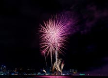 Красочное firewok на фестивале фейерверка Internationa в Pattay стоковая фотография rf Красочное firewok на фестивале фейерверка Internationa в Pattay стоковая фотография rf