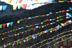 Красочные буддийские флаги на горах снега Shika в Ла Shangri, Zhongdian, Xianggelila, Yunan, Китае стоковое изображение rf Красочные буддийские флаги на горах снега Shika в Ла Shangri, Zhongdian, Xianggelila, Yunan, Китае стоковое изображение rf