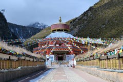 Красочные буддийские флаги на горах снега Shika в Ла Shangri, Zhongdian, Xianggelila, Yunan, Китае стоковые изображения Красочные буддийские флаги на горах снега Shika в Ла Shangri, Zhongdian, Xianggelila, Yunan, Китае стоковые изображения