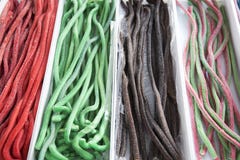 Красочные вкусные конфеты солодки для продажи на конфете розничного рынка Стоковые Фотографии RF Красочные вкусные конфеты солодки для продажи на конфете розничного рынка Стоковые Фотографии RF