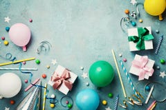 Красочные воздушный шар, настоящий момент или подарочная коробка, confetti, конфета и лента на винтажном взгляде столешницы бирюз стоковое изображение Красочные воздушный шар, настоящий момент или подарочная коробка, confetti, конфета и лента на винтажном взгляде столешницы бирюз стоковое изображение