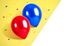 Красочные воздушные шары с confetti и белой предпосылкой космоса стекла украшения декора шампанского пустые над белизной шелка 2 стоковое фото rf Красочные воздушные шары с confetti и белой предпосылкой космоса стекла украшения декора шампанского пустые над белизной шелка 2 стоковое фото rf