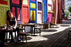 Красочные двери на кофе улицы в Turikey стоковые изображения rf Красочные двери на кофе улицы в Turikey стоковые изображения rf