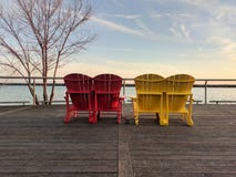 Красочные деревянные стулья Muskoka на следе портового района, Торонто, Канаде стоковые изображения Красочные деревянные стулья Muskoka на следе портового района, Торонто, Канаде стоковые изображения
