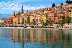 Красочные дома в старом городке Menton, французской ривьере, Франции стоковое фото Красочные дома в старом городке Menton, французской ривьере, Франции стоковое фото