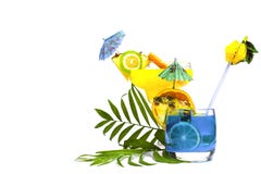 Красочные желтые и голубые коктеили лета украшенные с tropica стоковое фото Красочные желтые и голубые коктеили лета украшенные с tropica стоковое фото