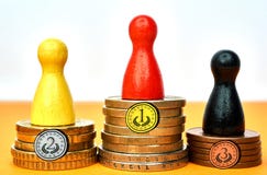 Красочные диаграммы игры символизируют подиум победителей с деньгами - с вычерченными медалями Концепция для спорта или дела стоковое изображение Красочные диаграммы игры символизируют подиум победителей с деньгами - с вычерченными медалями Концепция для спорта или дела стоковое изображение