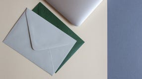 Красочные конверты и ноутбук на таблице стоковые фотографии rf Красочные конверты и ноутбук на таблице стоковые фотографии rf