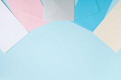 Красочные конверты на голубом взгляде столешницы Модель-макет для почты дела, blogging и корреспонденции офиса плоский стиль поло стоковые фотографии rf Красочные конверты на голубом взгляде столешницы Модель-макет для почты дела, blogging и корреспонденции офиса плоский стиль поло стоковые фотографии rf