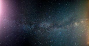 Красочные млечный путь и желтый свет Звёздное небо с холмами на лете Красивая вселенная Предпосылка космоса стоковое фото Красочные млечный путь и желтый свет Звёздное небо с холмами на лете Красивая вселенная Предпосылка космоса стоковое фото