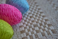 Красочные пасхальные яйца на сделанной по образцу linen скатерти стоковая фотография Красочные пасхальные яйца на сделанной по образцу linen скатерти стоковая фотография