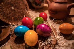 Красочные пасхальные яйца с деревянной предпосылкой стоковое изображение rf Красочные пасхальные яйца с деревянной предпосылкой стоковое изображение rf