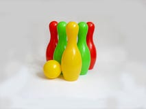 Красочные пластиковые skittles боулинга игрушки стоковое фото Красочные пластиковые skittles боулинга игрушки стоковое фото
