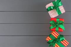 Красочные присутствующие коробки для xmas, Нового Года на деревянной предпосылке стоковые фото Красочные присутствующие коробки для xmas, Нового Года на деревянной предпосылке стоковые фото