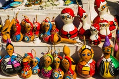 Красочные сувениры игрушек: девушка и Санта Клаус Традиционный рынок Турция штифта стоковое изображение rf Красочные сувениры игрушек: девушка и Санта Клаус Традиционный рынок Турция штифта стоковое изображение rf
