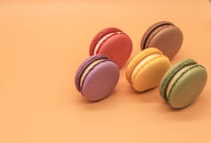 Красочные торты macaroons на оранжевой предпосылке стоковое изображение Красочные торты macaroons на оранжевой предпосылке стоковое изображение