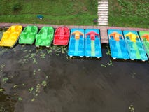 Красочные шлюпки собирают около побережья озера, вида с воздуха Стоковое Изображение RF Красочные шлюпки собирают около побережья озера, вида с воздуха Стоковое Изображение RF