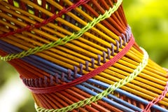 Красочный бамбуковый конец деревянной табуретки вверх с запачканной зеленой предпосылкой стоковое изображение Красочный бамбуковый конец деревянной табуретки вверх с запачканной зеленой предпосылкой стоковое изображение