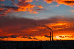 Красочный волшебный заход солнца Крыши домов города во время восхода солнца стоковое изображение rf Красочный волшебный заход солнца Крыши домов города во время восхода солнца стоковое изображение rf