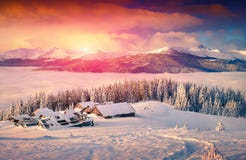 Красочный восход солнца зимы в туманных горах стоковое фото rf Красочный восход солнца зимы в туманных горах стоковое фото rf
