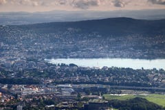 Красочный городской пейзаж Цюриха с озером Цюрихом и Adlisberg стоковые изображения Красочный городской пейзаж Цюриха с озером Цюрихом и Adlisberg стоковые изображения