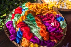 Красочный поток шелка Тайское производство шелка стоковое фото Красочный поток шелка Тайское производство шелка стоковое фото