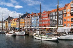 Красочный фасад и старые корабли вдоль канала Nyhavn стоковое фото Красочный фасад и старые корабли вдоль канала Nyhavn стоковое фото