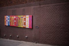 Красочный художественный знак Braamfontein сделанный верхних частей бутылк стоковые изображения Красочный художественный знак Braamfontein сделанный верхних частей бутылк стоковые изображения
