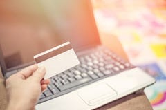 Кредитная карточка и использование концепции легкой оплаты ноутбука онлайн ходя по магазинам стоковое изображение Кредитная карточка и использование концепции легкой оплаты ноутбука онлайн ходя по магазинам стоковое изображение