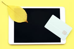 Кредитная карточка и планшет на желтой предпосылке, концепция онлайн покупок, кибер понедельника стоковое фото rf Кредитная карточка и планшет на желтой предпосылке, концепция онлайн покупок, кибер понедельника стоковое фото rf