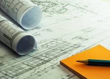 Крены и планы архитектора с оранжевыми липкими примечаниями и карандашем A стоковые изображения rf Крены и планы архитектора с оранжевыми липкими примечаниями и карандашем A стоковые изображения rf