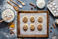 Крены циннамона или подготовки теста cinnabon десерт handmade сырцовой сладостный традиционный Стоковые Изображения RF Крены циннамона или подготовки теста cinnabon десерт handmade сырцовой сладостный традиционный Стоковые Изображения RF