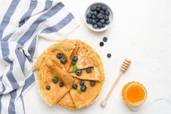 Крепирует или blini со свежими ягодами и медом стоковое фото Крепирует или blini со свежими ягодами и медом стоковое фото