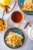 Крепирует с caramelized айвой и яблоком для десерта стоковое изображение rf Крепирует с caramelized айвой и яблоком для десерта стоковое изображение rf