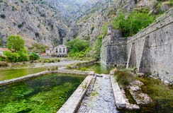 Крепостная стена бастиона Riva около реки Shkurda, старого городка Kotor Стоковое Фото Крепостная стена бастиона Riva около реки Shkurda, старого городка Kotor Стоковое Фото