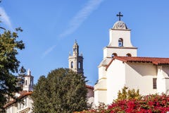 Крест колокол Калифорния Санта-Барбара полета Adobe Steeples белый Стоковая Фотография Крест колокол Калифорния Санта-Барбара полета Adobe Steeples белый Стоковая Фотография