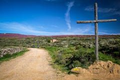 Крест отмечать путь на пути Camino Фрэнсис к Santiago de Compostela стоковые фотографии rf Крест отмечать путь на пути Camino Фрэнсис к Santiago de Compostela стоковые фотографии rf