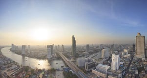 Кривая взгляда панорамы красивая chao Рекы Phraya и высокого buil Стоковое фото RF Кривая взгляда панорамы красивая chao Рекы Phraya и высокого buil Стоковое фото RF