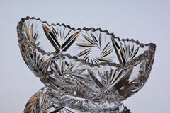Кристаллическая салатница с отражением на серой предпосылке стоковые изображения Кристаллическая салатница с отражением на серой предпосылке стоковые изображения
