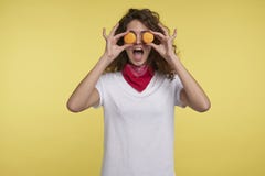 Кричащая счастливая женщина с macaroons, над желтой предпосылкой стоковое изображение rf Кричащая счастливая женщина с macaroons, над желтой предпосылкой стоковое изображение rf