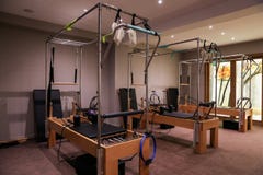 Кровати реформаторов оборудования спортзала класса Pilates стоковое изображение rf Кровати реформаторов оборудования спортзала класса Pilates стоковое изображение rf