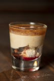 Кровоизлияние в мозг сняло коктейль со Шнапс, baileys ирландской сливк и гренадином стоковые фото Кровоизлияние в мозг сняло коктейль со Шнапс, baileys ирландской сливк и гренадином стоковые фото
